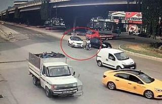 Otomobilin motosiklete çarpma anı güvenlik kamerasında