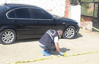 Otomobilinden inen şahsa kurşun yağdırdılar