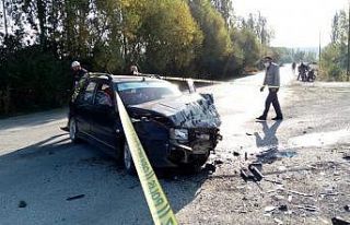 Otomobiller kavşakta kafa kafaya çarpıştı: 8...