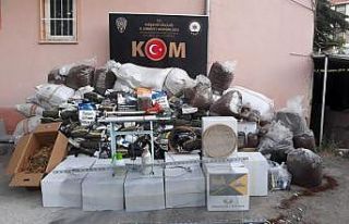 Oyuncak dükkanında 2 ton kaçak tütün ve imalat...