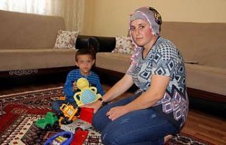 (Özel) 4 yaşındaki çocuğu tek tokatla yere serdi