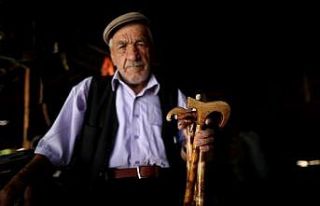 (Özel) 78 yaşındaki bastoncu dede, gençlere parmak...