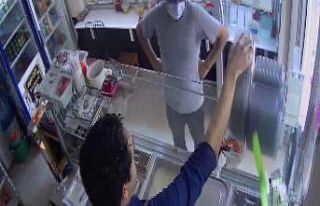 (Özel) Gündüz vakti maskeli telefon hırsızlığı...