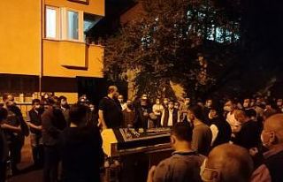 Özel hastane önünde ölen vatandaş için evinin...