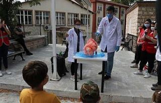 (Özel) Minik ellerini yıkadıkça oyuncaklarına...