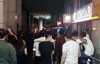 (Özel) Sokak sanatçılarını dinlemek için toplanıp...
