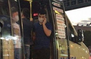 (Özel) Tıka basa dolu olan minibüs kapıları açık...