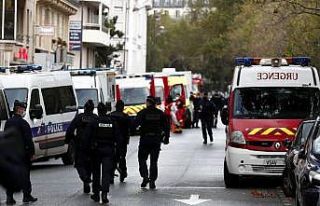 Paris’te satırlı  saldırı