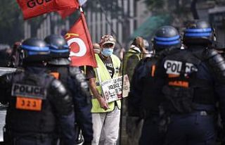 Paris’teki Sarı Yelekliler protestosunda gözaltı...