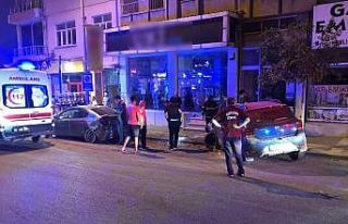 Park halindeki araca çarptı: 2 yaralı