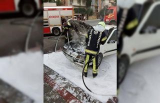 Park halindeki otomobil alev aldı