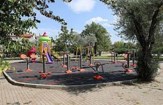 Parkların yenileme çalışmaları devam ediyor