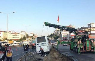 Pendik’te kaza yapan yolcu otobüsün enkazı kaldırıldı