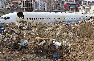 Pistten çıkan uçak pazar yerinde çürümeye terk...