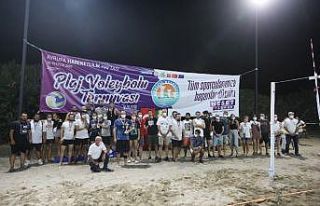 Plaj Voleybolu Turnuvasında kupaları Başkan Tarhan...