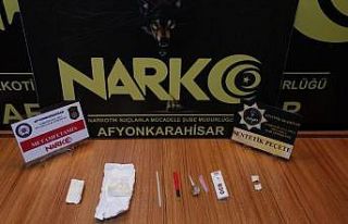 Polis durdurduğu araçlarda uyuşturucu ve ruhsatsız...
