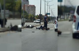 Polis otosu motosiklet sürücüsüne çarptı