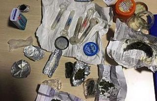 Polisin şüphelendiği otomobilden uyuşturucu madde...