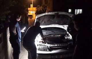 Polisten kaçan otomobil elektrik direğine çarptı