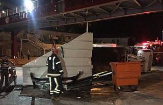 Prefabrik ev taşıyan çekici üst geçide takılarak...