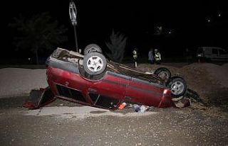 Refüje çarpan otomobil takla attı, sürücü yaralı...