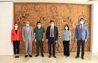 Rektör Aktekin, üniversitede görev yapan gazi yakınlarıyla...