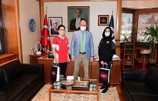 Rektör Erdal, Tekvando Milli Takımı antrenörlerini...