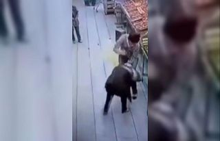 Reyon görevlisi defalarca bıçaklandı, yardımına...