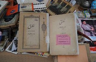 Rıza öğretmen 92 yıllık Nutuk’a gözü gibi...