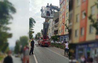 Rize’de onardığı çatıda ayağı kayan işçi...
