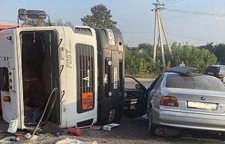 Rusya’da hızla giden araç çöp kamyonuna çarptı:...