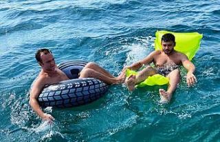 Rüzgârın etkisiyle sahile geri dönemeyen 2 kişi...