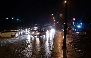 Sağanak yağış sonrası yollar göle döndü, İstanbul...