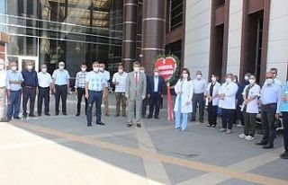 Sağlık çalışanlarına kalpli çelenk