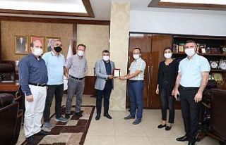 Sağlıkçılardan Başkan Şayir’e teşekkür plaketi