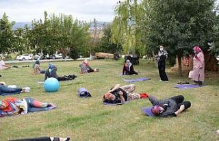 Şalvarlarıyla pilates eğitimine katıldılar