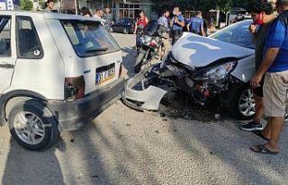 Samandağ’da iki otomobil birbirine girdi