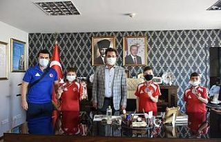 Şampiyonlar kaymakamı ziyaret etti