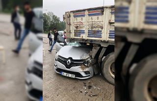 Samsun’da otomobil kamyonun altına girdi: 1’i...