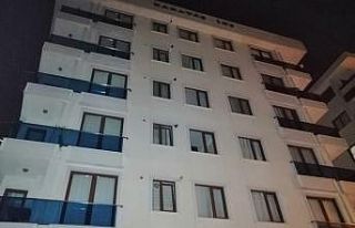 Sancaktepe’de 6 katlı binanın temeli oynadı;...