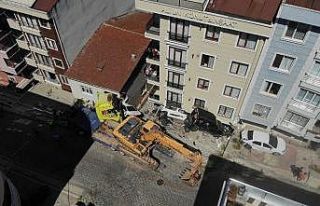 Sancaktepe’de yokuş aşağı kayan tır dört araca...
