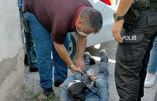 Saniyeler içerisinde kuyumcudaki yüzükleri çalarak...