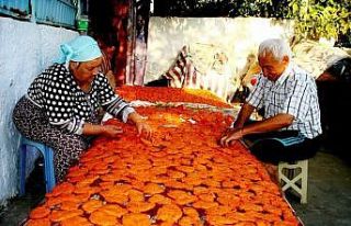 Sarıgöl’de evlerde tarhana yapımı başladı