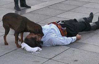 Şehir meydanında yaralı rolü yapan tiyatro oyuncusuna...