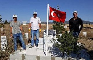 Şehit mezarlarının bakımı yapıldı bayrakları...