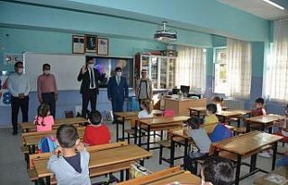 Selendi Kaymakamı okulları ziyaret etti