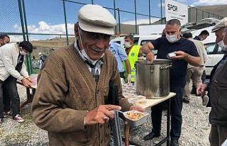 Şenkaya Belediyesi vatandaşa aşure ikram etti