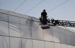 Sera naylonu çeken işçi elektrik akımına kapılarak...