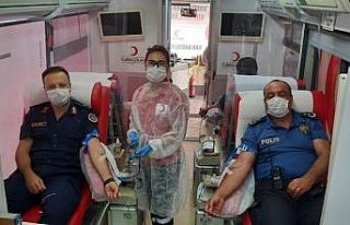 Serik’te polis ve jandarmadan kan bağışı