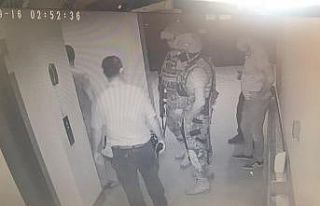 Sevgilisinin 9. kattaki balkondan sarkıttığı kadını...